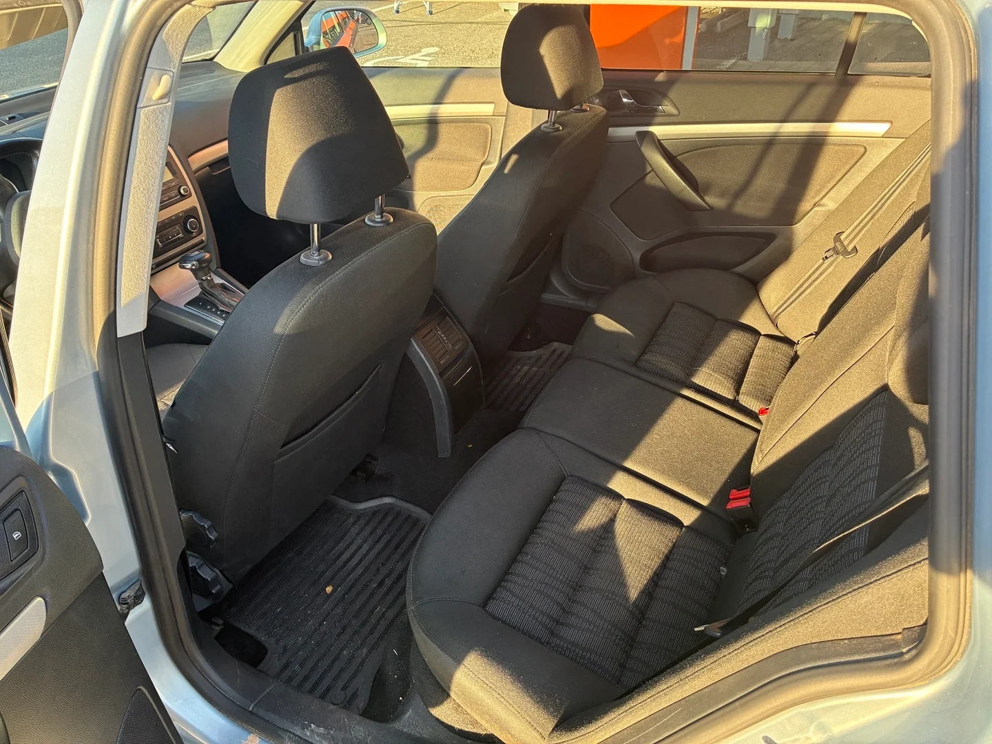 Car Image - EumY42AeTOlJBVPdt2tTN