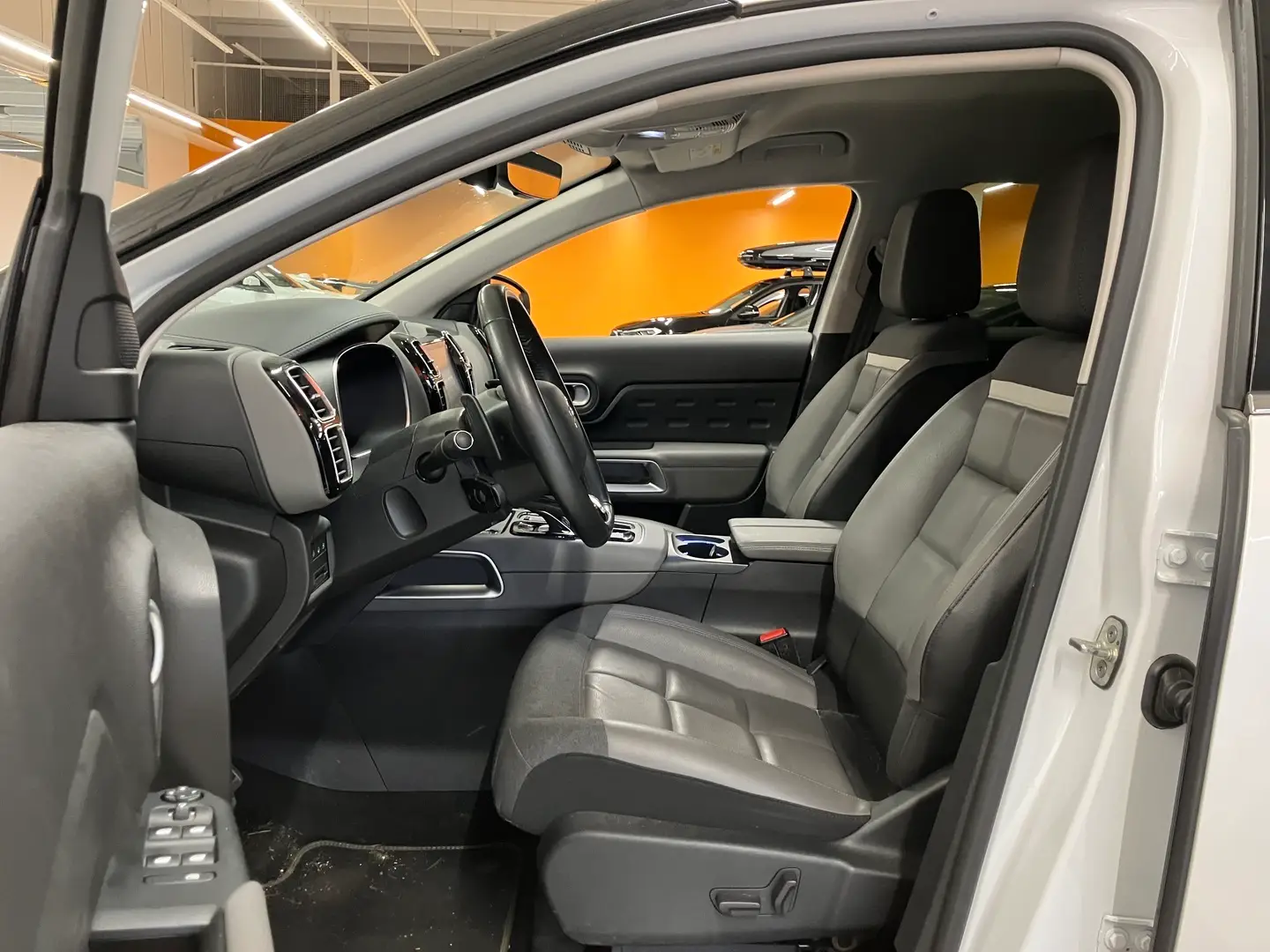 Car Image - 2Yh9SHWdwRYN6OXusuq8SF