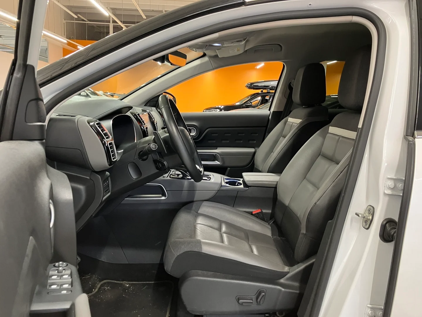 Car Image - 2Yh9SHWdwRYN6OXusuq8SF