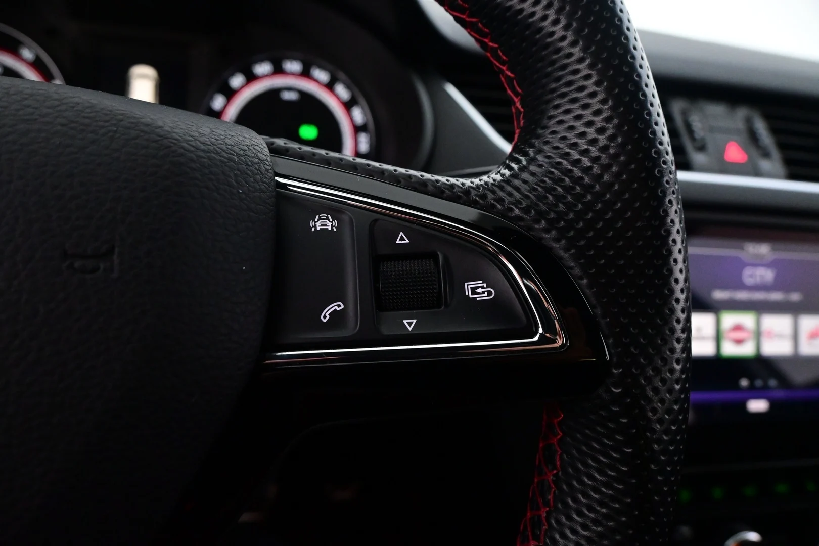 Car Image - oTm6BjKyN25TFEMMg2UHi
