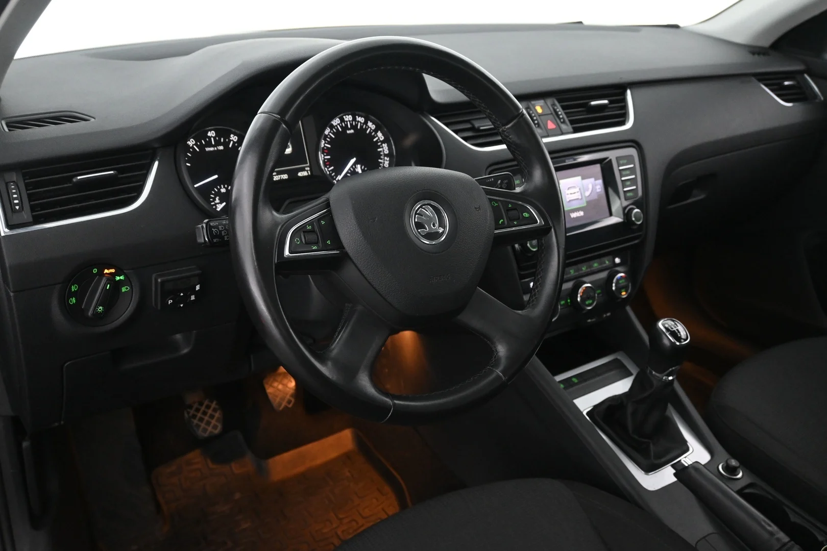 Car Image - UpwIIxLX0zZ3xnAeYUKkP