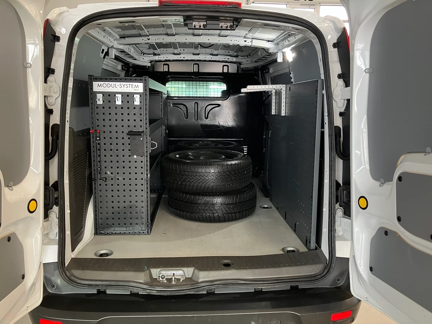 Car Image - 7b4MbGpx2z6W9m3dQdqypk