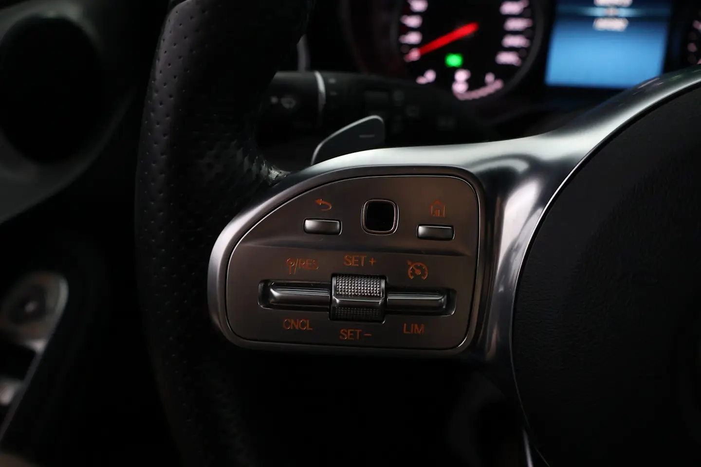Car Image - vy95LyrUhFN5wewmFlvF1