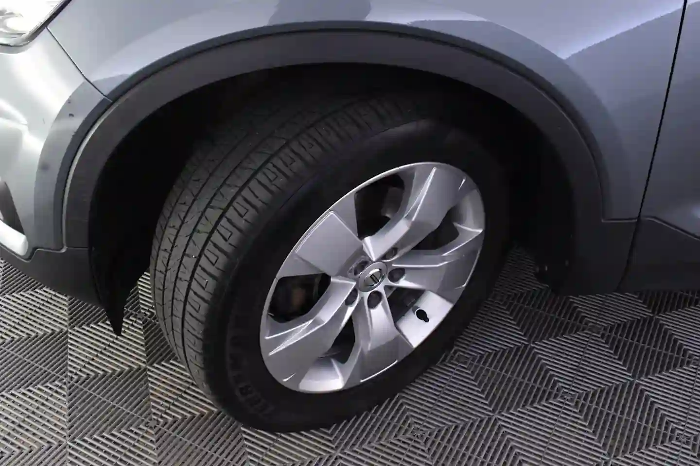Car Image - 2QYuHWR5ifdTucruvestxd