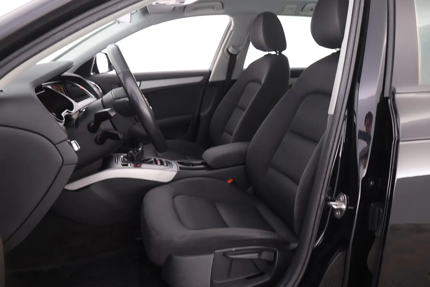 Car Image - 4o8z3EfavhIlfFxTKoxqPR
