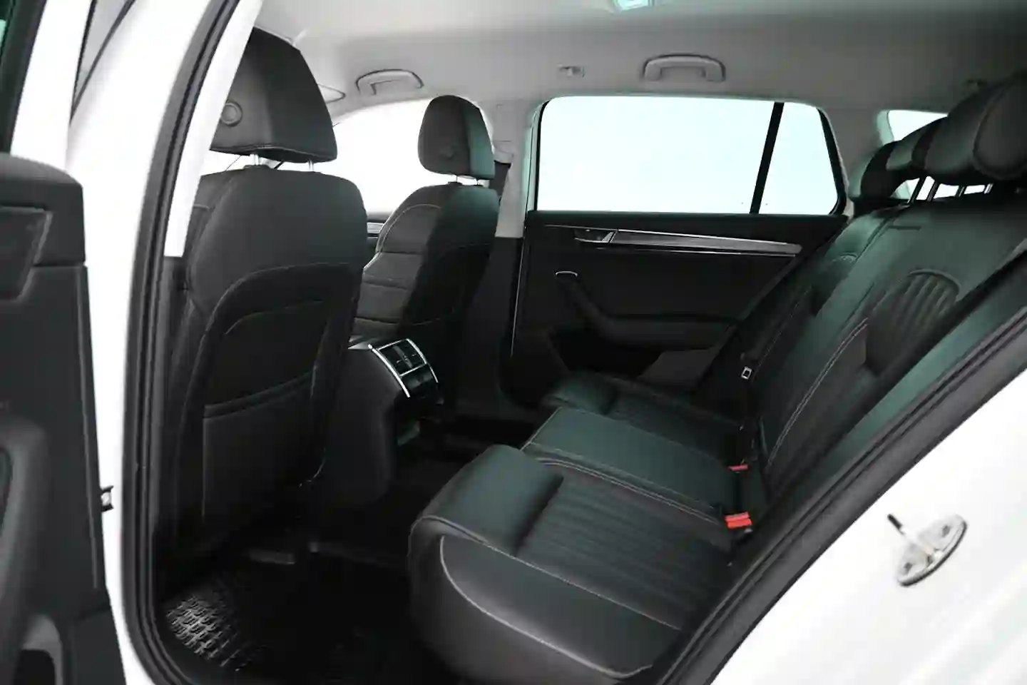 Car Image - yoWYJ7bbNn3bSf7Qz4j5T