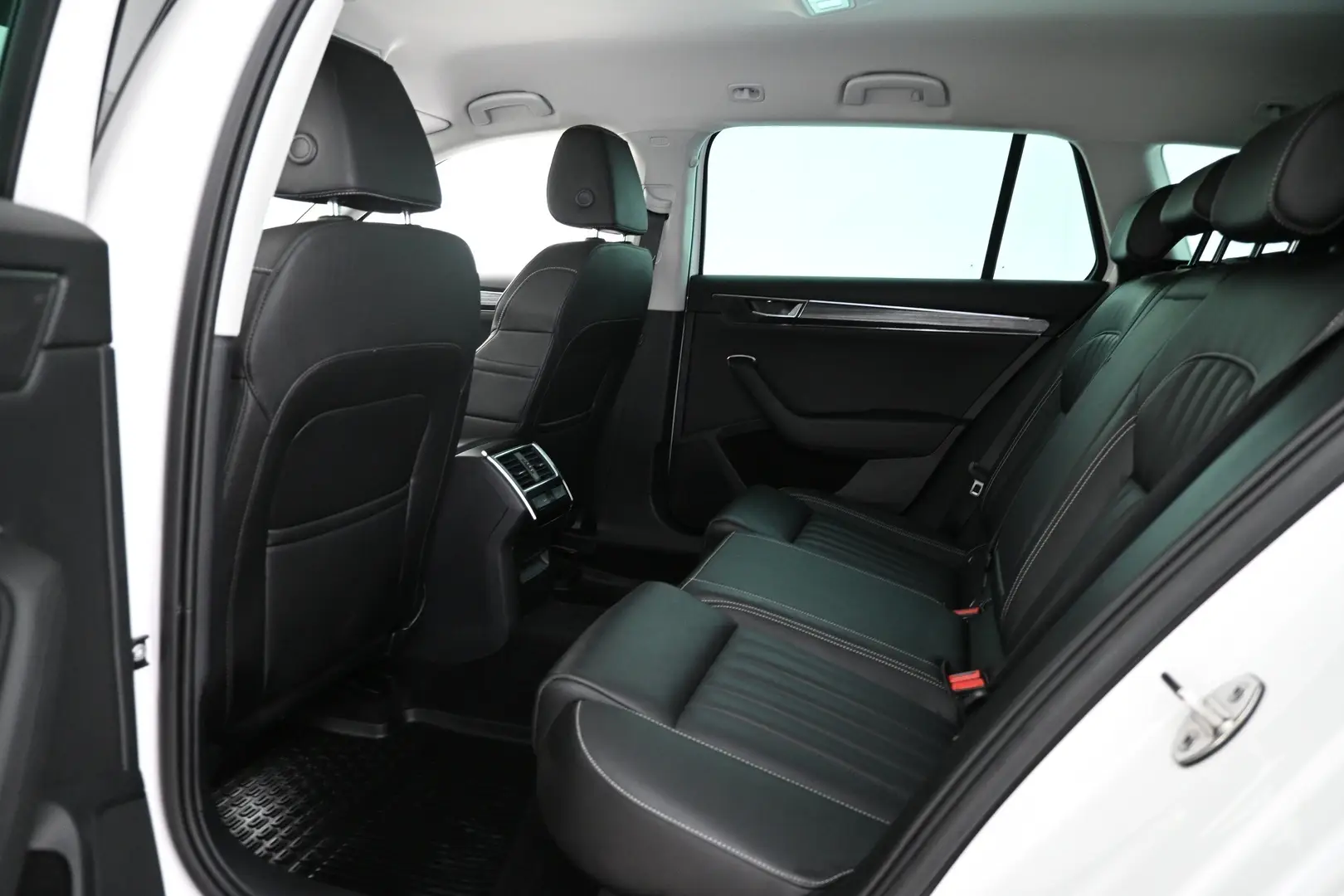 Car Image - yoWYJ7bbNn3bSf7Qz4j5T