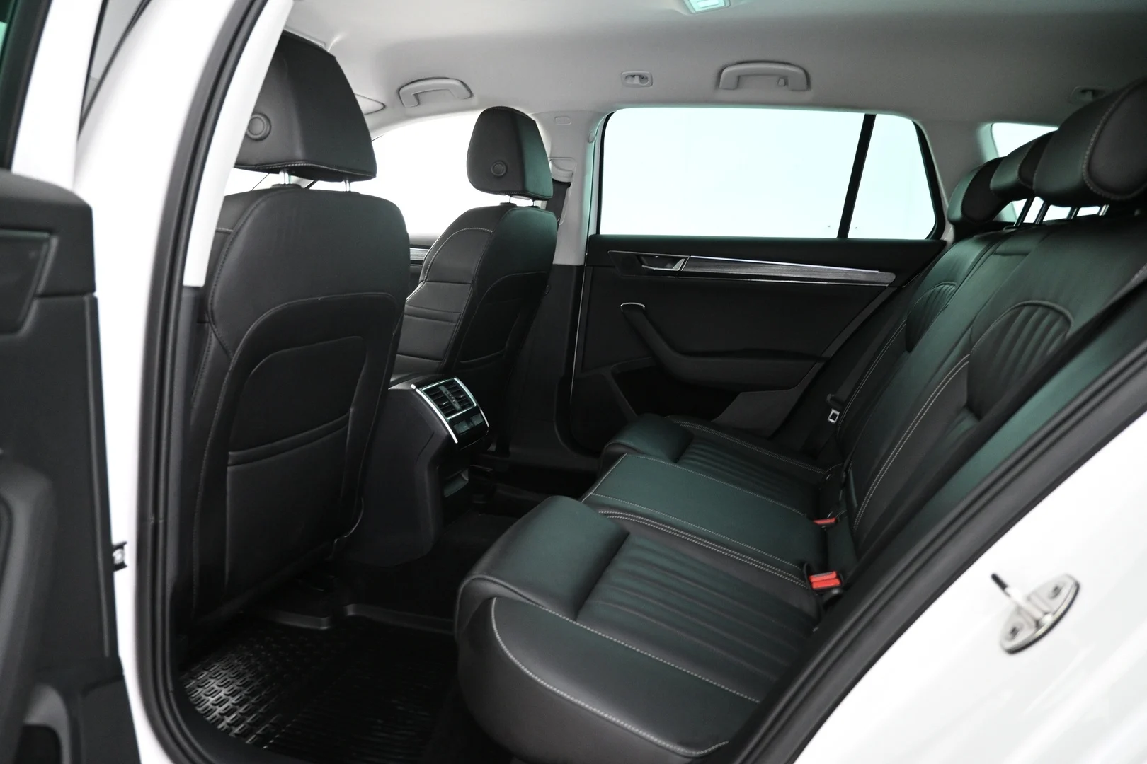 Car Image - yoWYJ7bbNn3bSf7Qz4j5T