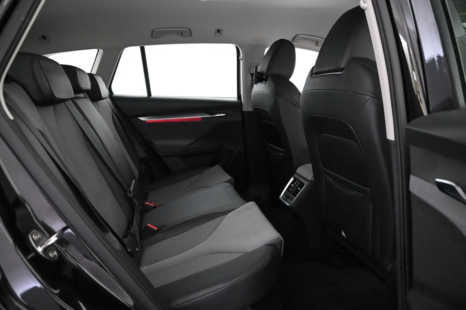 Car Image - 72OIXaNlhvexQblyhyBM9r