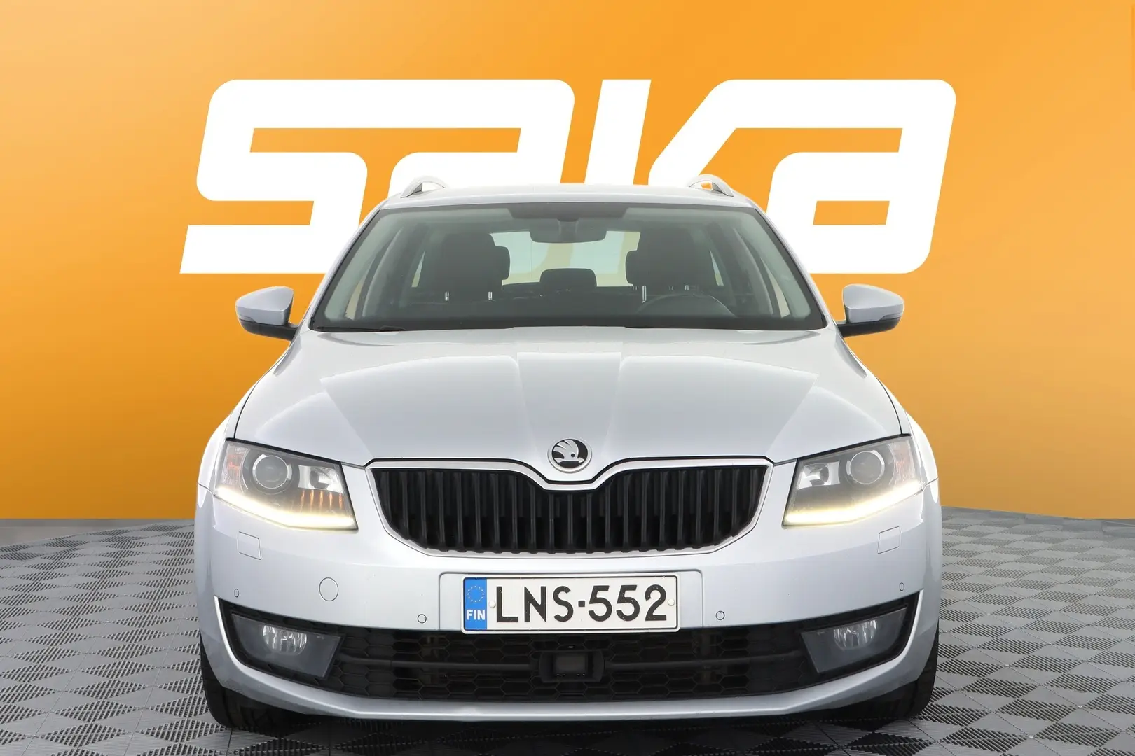 Car Image - 60JczBX9tAaHXWvP8947G3