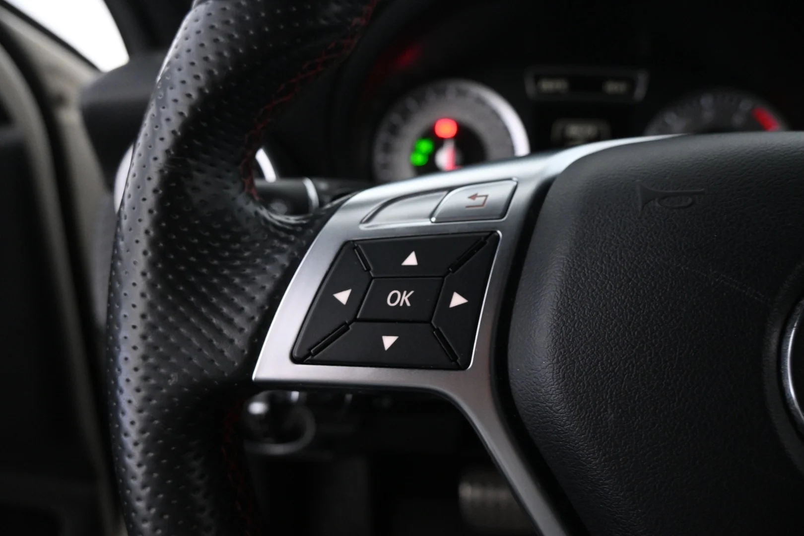 Car Image - 67bOpQbH9yjN8YIsHgBWdF