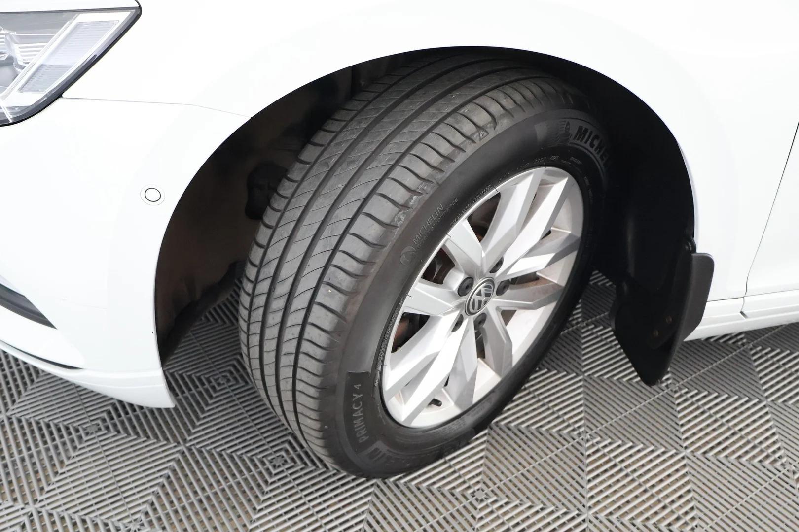 Car Image - 4nzwQsHx9X7l8ZrJFCklr8