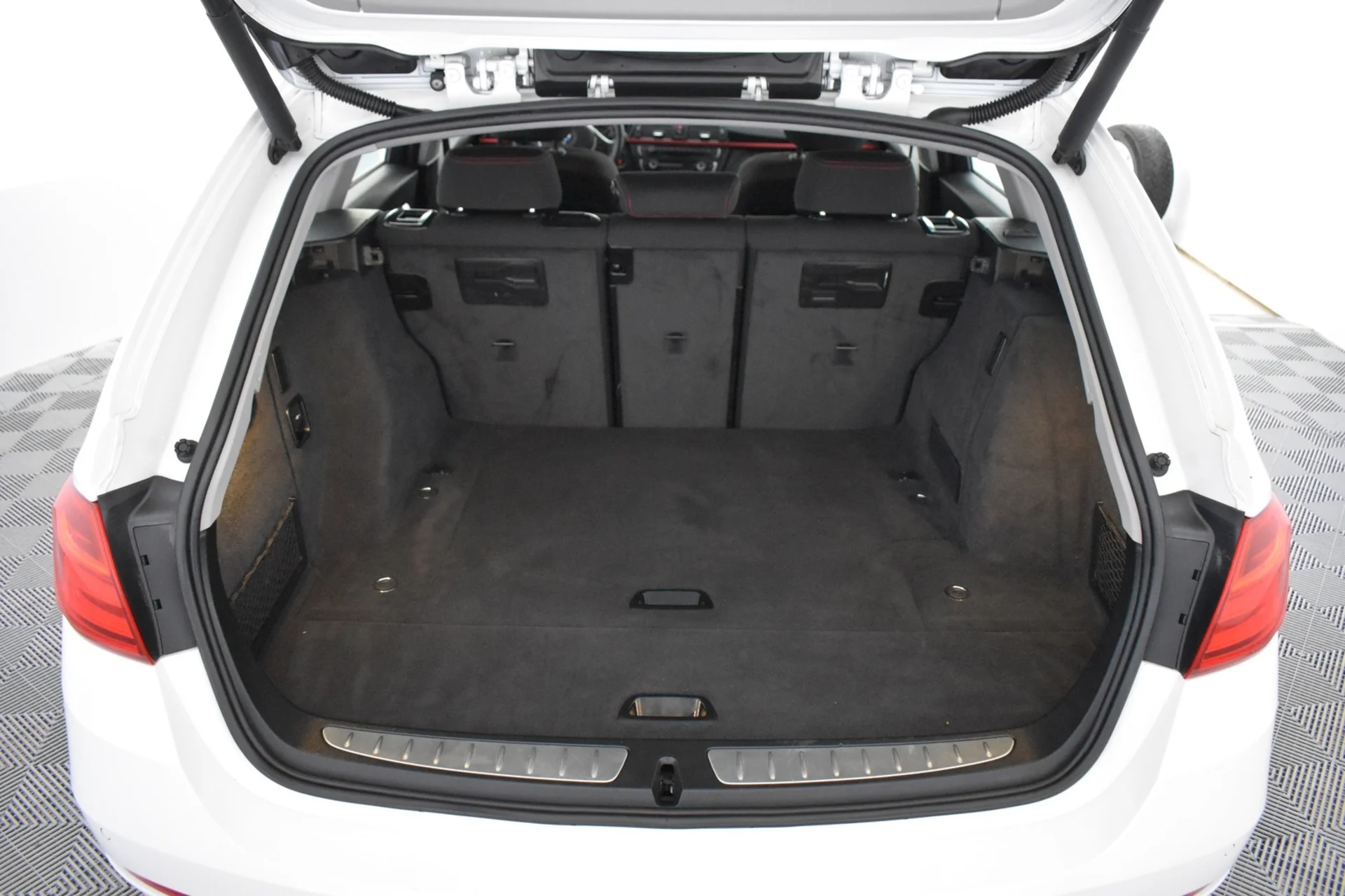 Car Image - 2lJA5xKjiqowcPIt8NggUK
