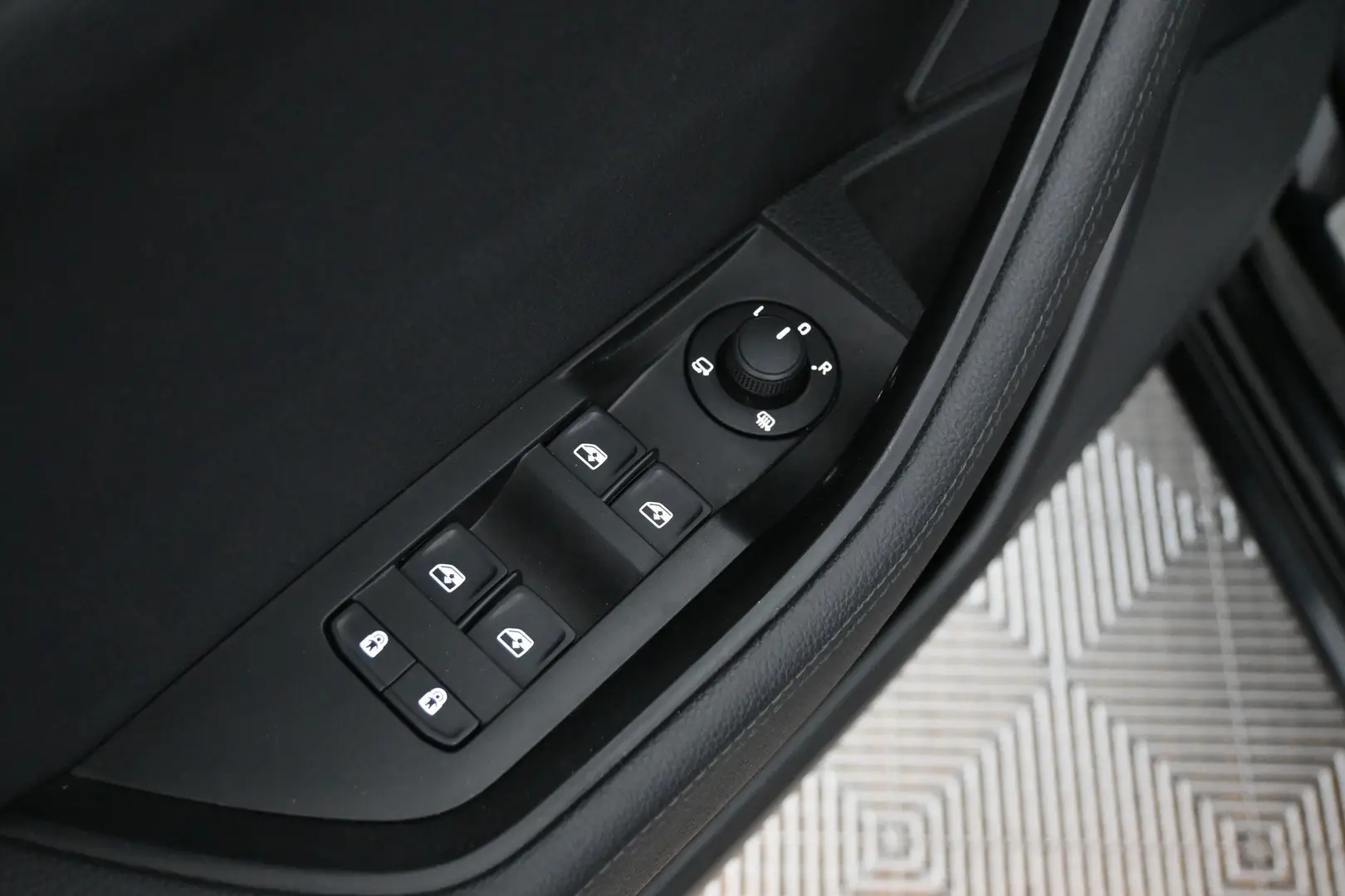 Car Image - zUvqFzreCXsyLiNV7CtkP