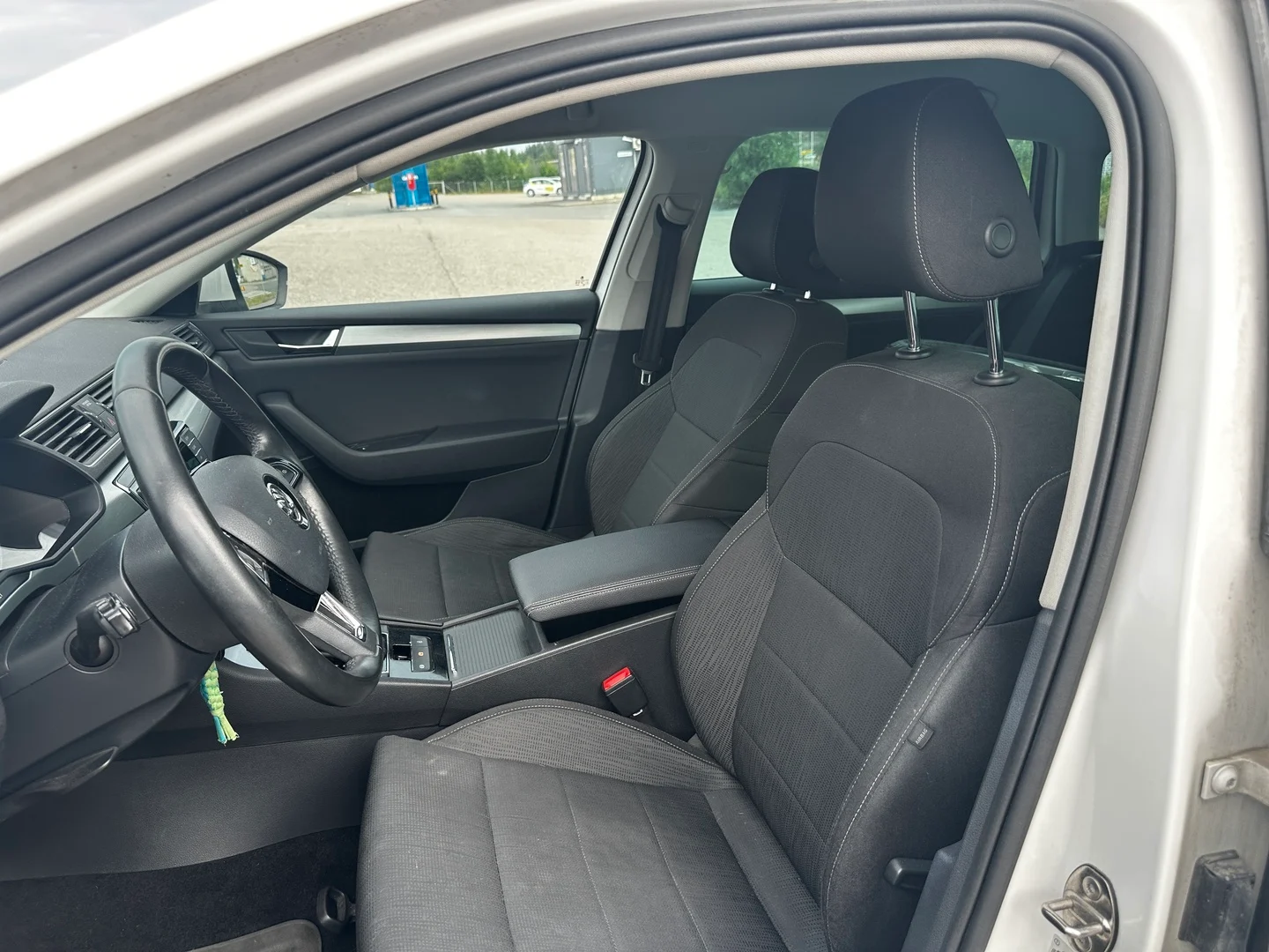 Car Image - Iygh4cp3PXZUhxxKw1B8v