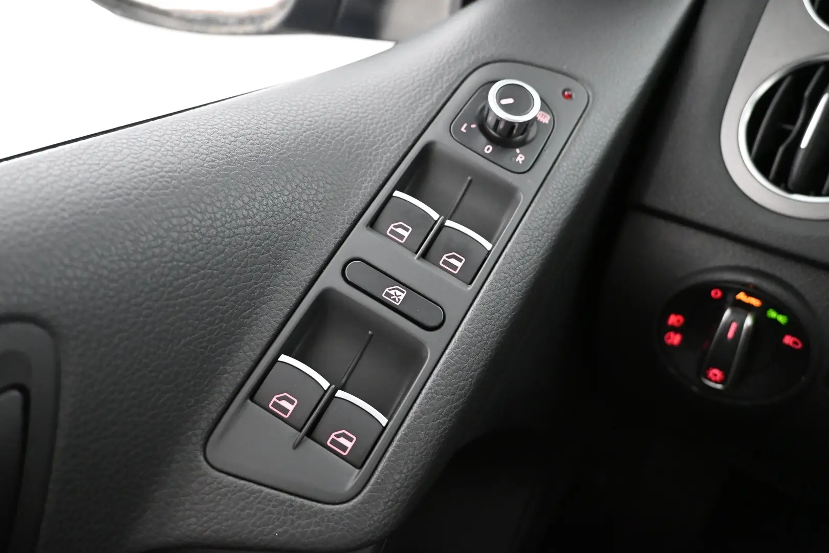Car Image - 6TrG6ORZfoO1hi8wFGJzmf