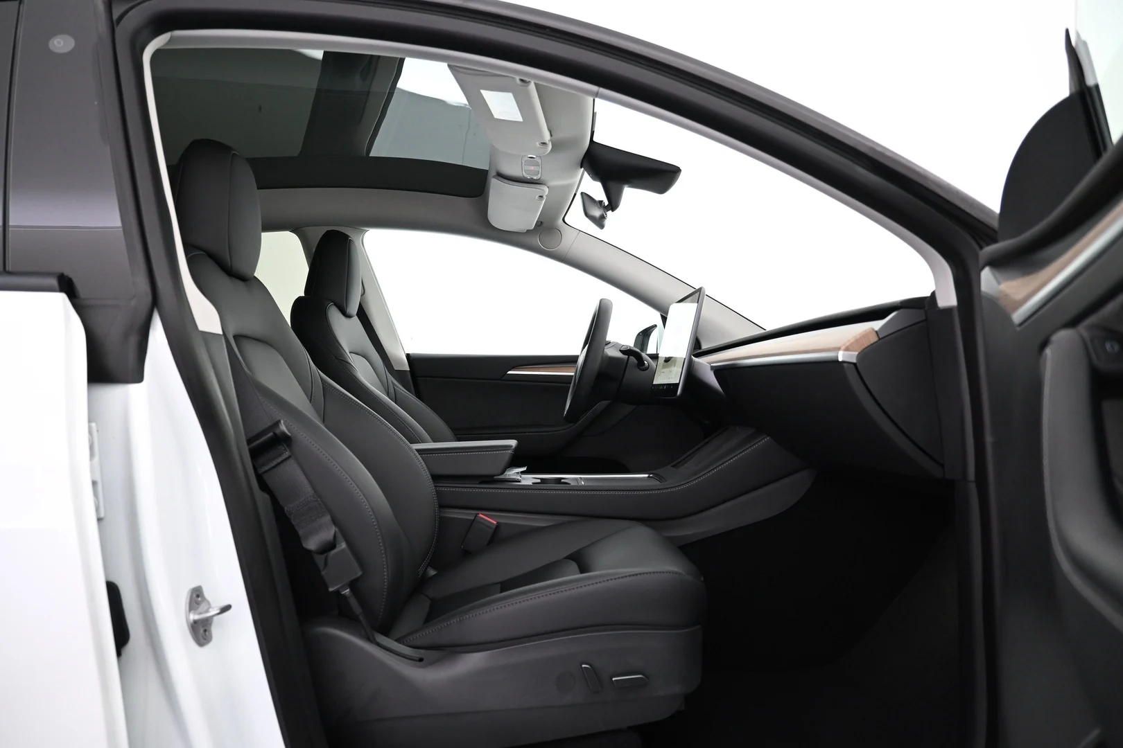 Car Image - 2iOOHCR2fNRnmUWcoJ4E7J
