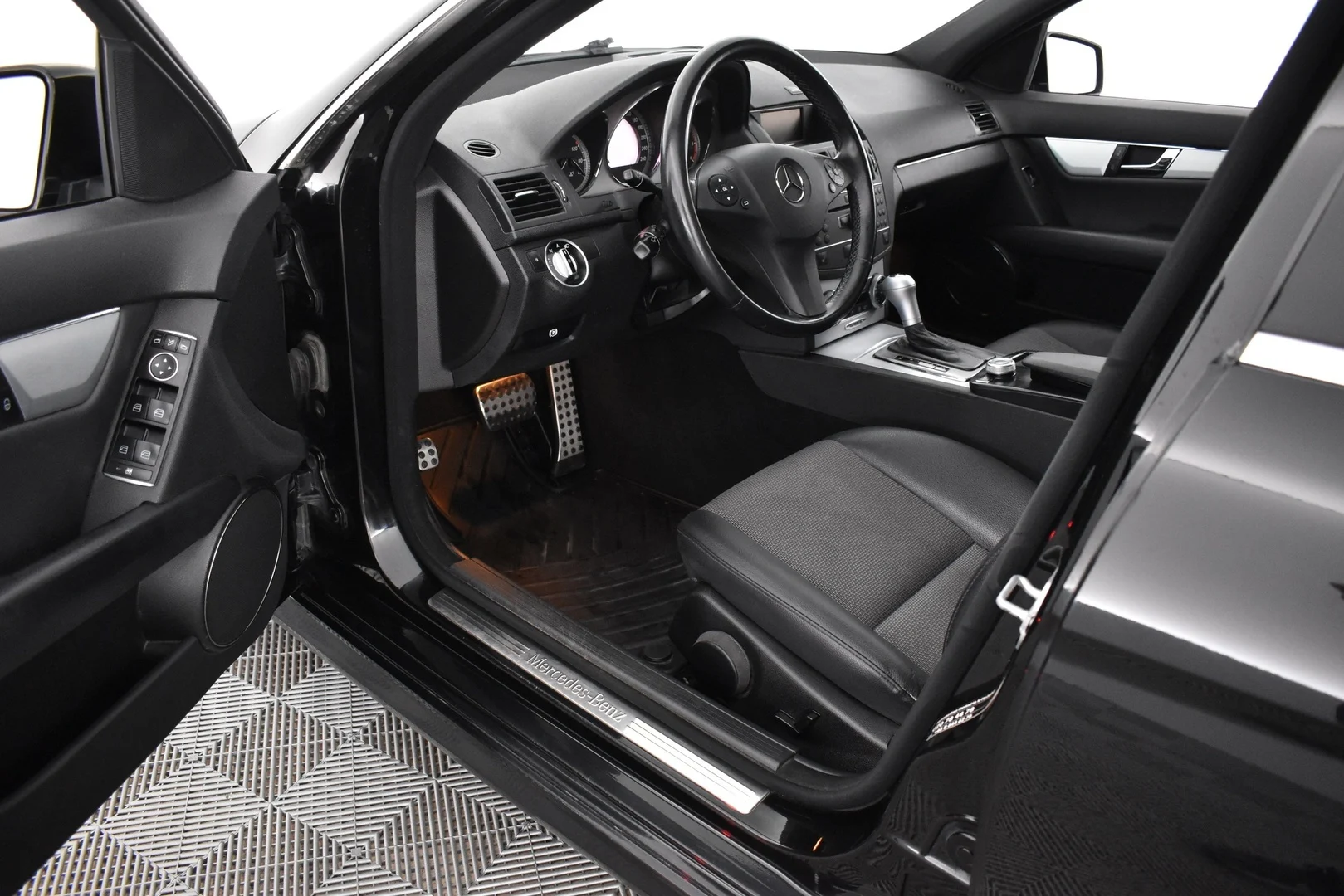 Car Image - 44ZbySEl7xmF8zj8t18bZp