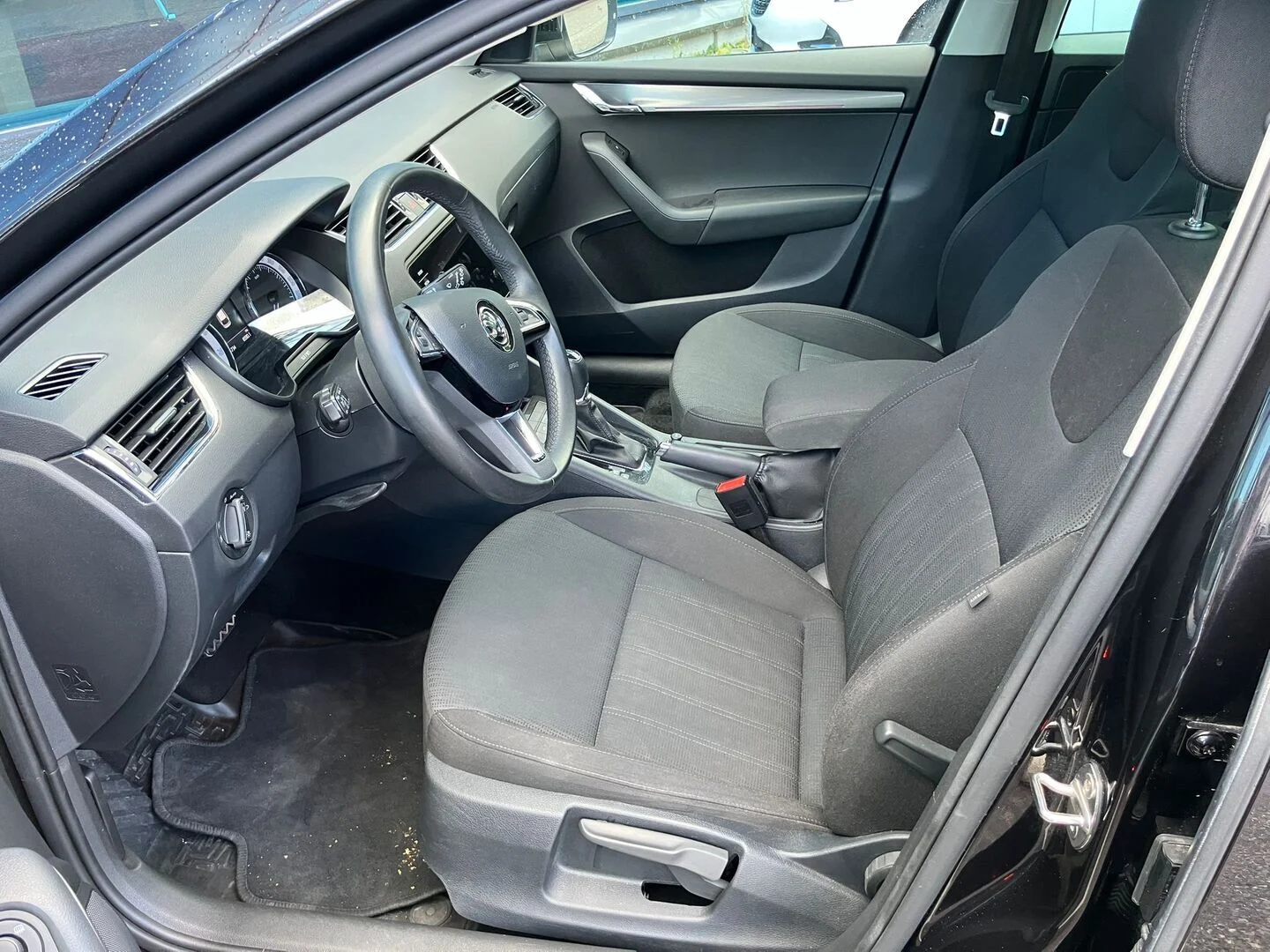 Car Image - 3p0Z83oNSd3vdikneDFNVR