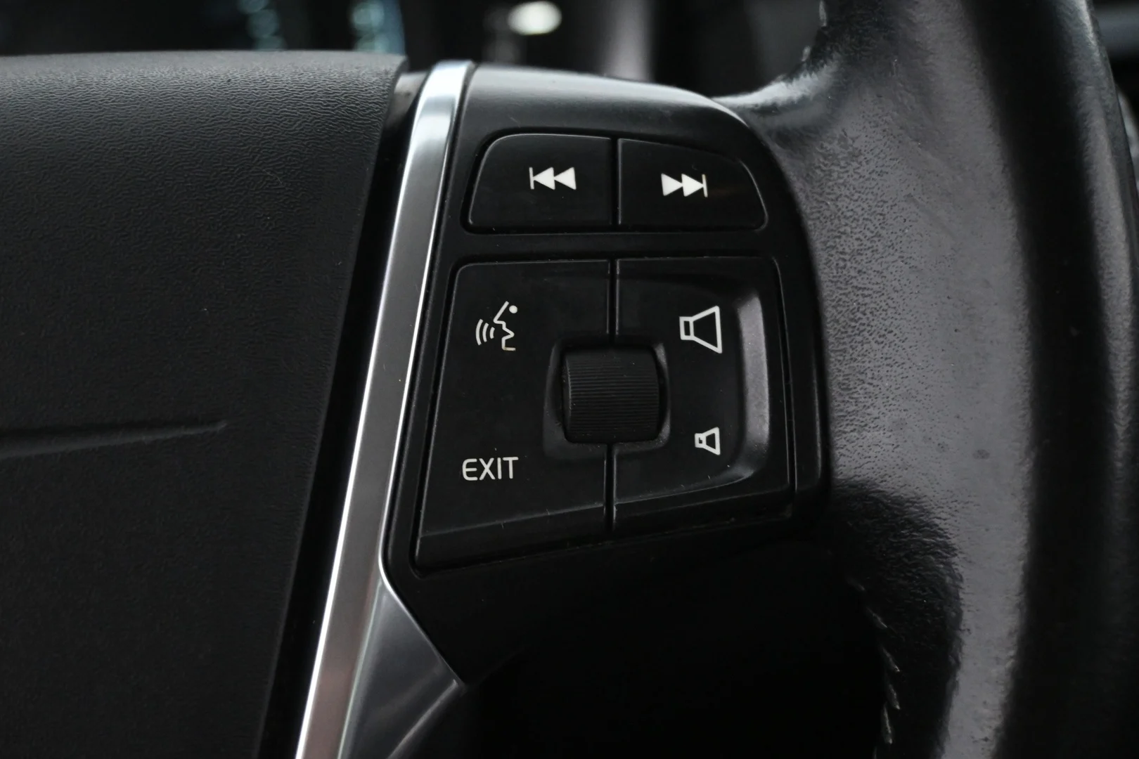 Car Image - LXFimpg26jtVZYLR9XgpQ