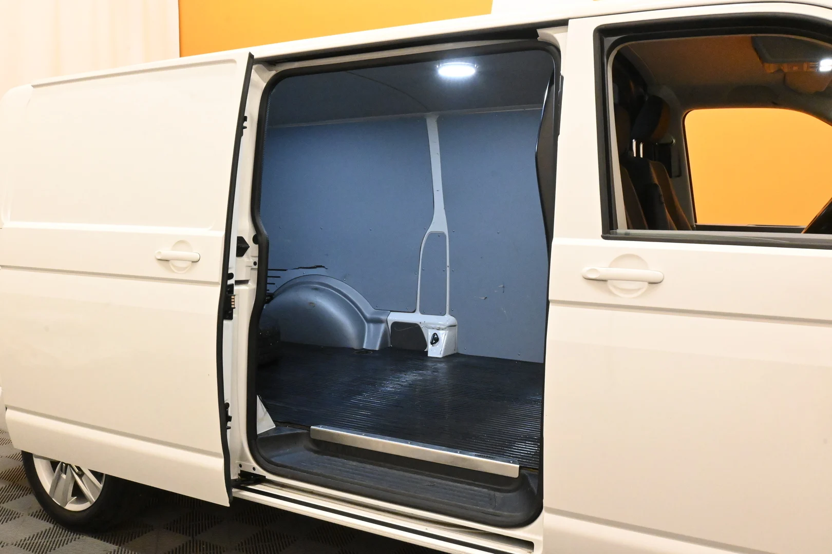 Car Image - 6S0UkQ3qijx9oEg3rE0tn4