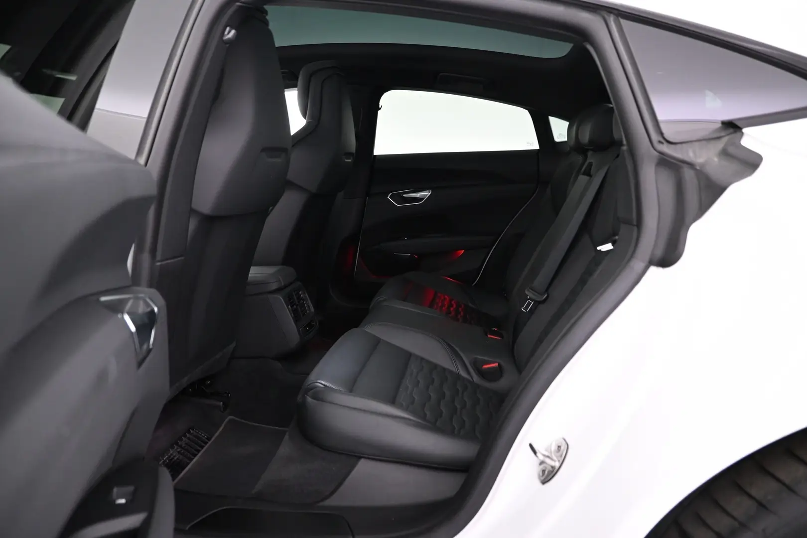 Car Image - 1dnZDa7Gf26mg8YeYR7d3u