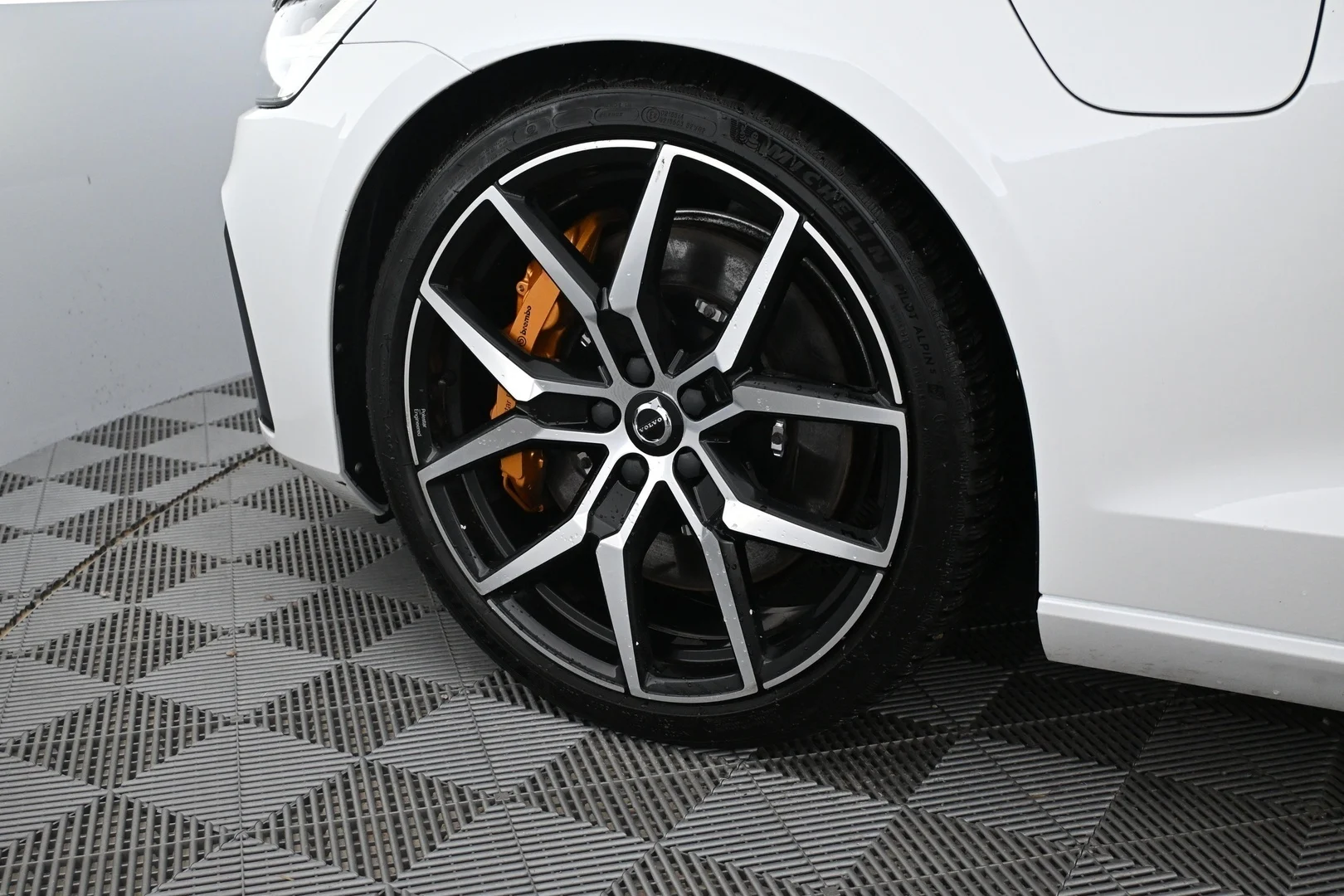 Car Image - 32GvS3yekf1Gi3i9d3I1wF