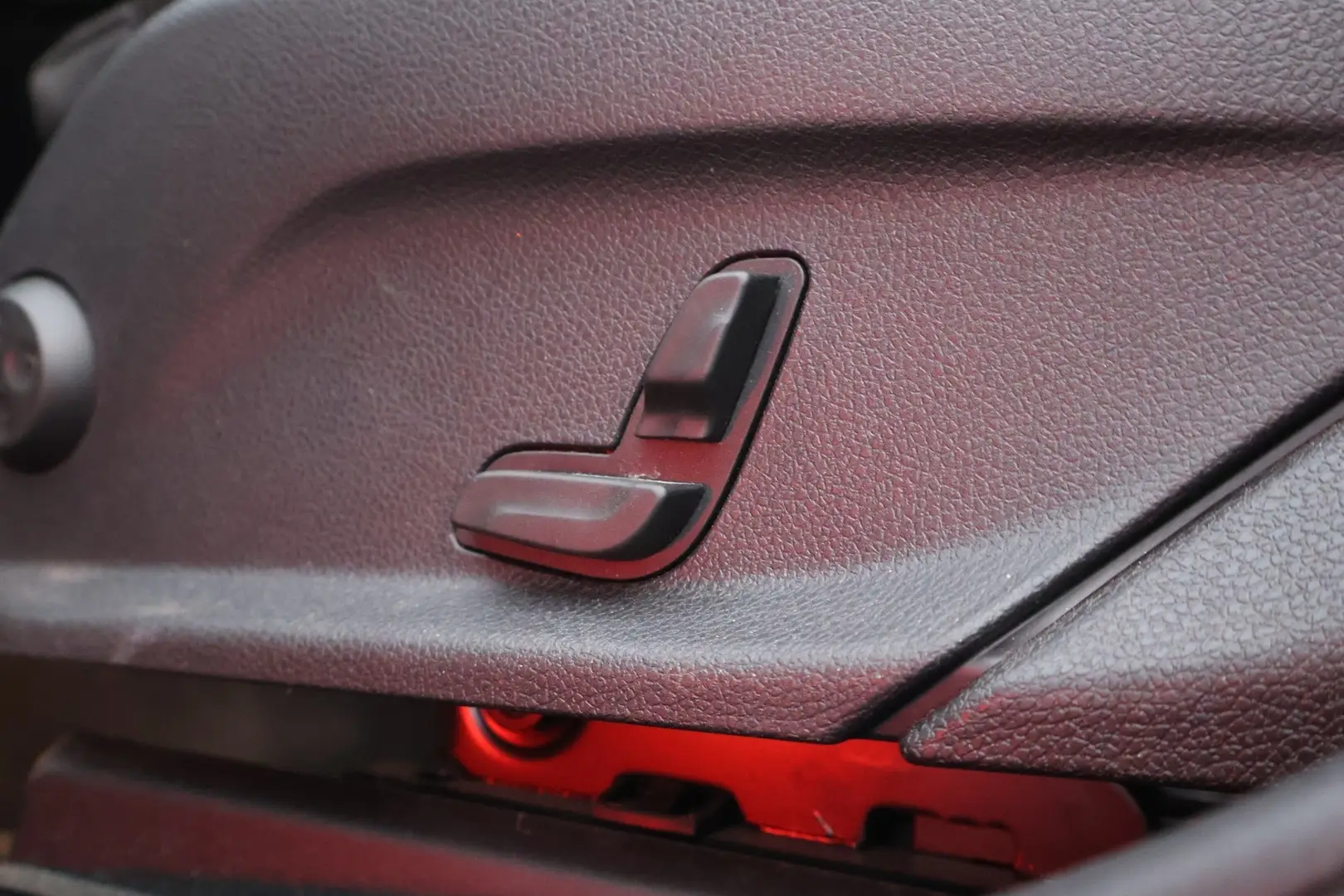 Car Image - 3axhwYe8TiX8fF233JpPJK