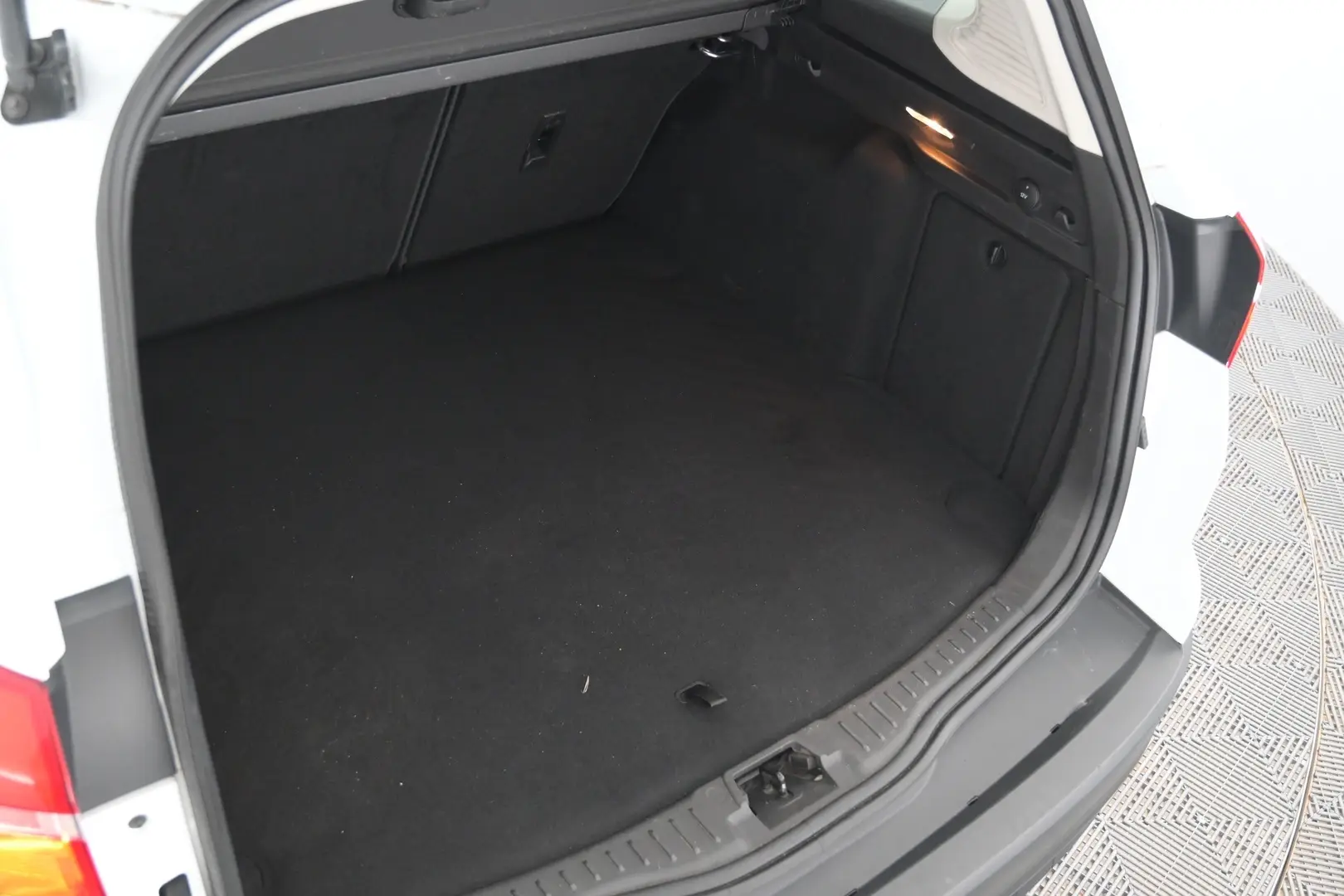 Car Image - 5XDLnUcyIRrAyDfjOuNd6U