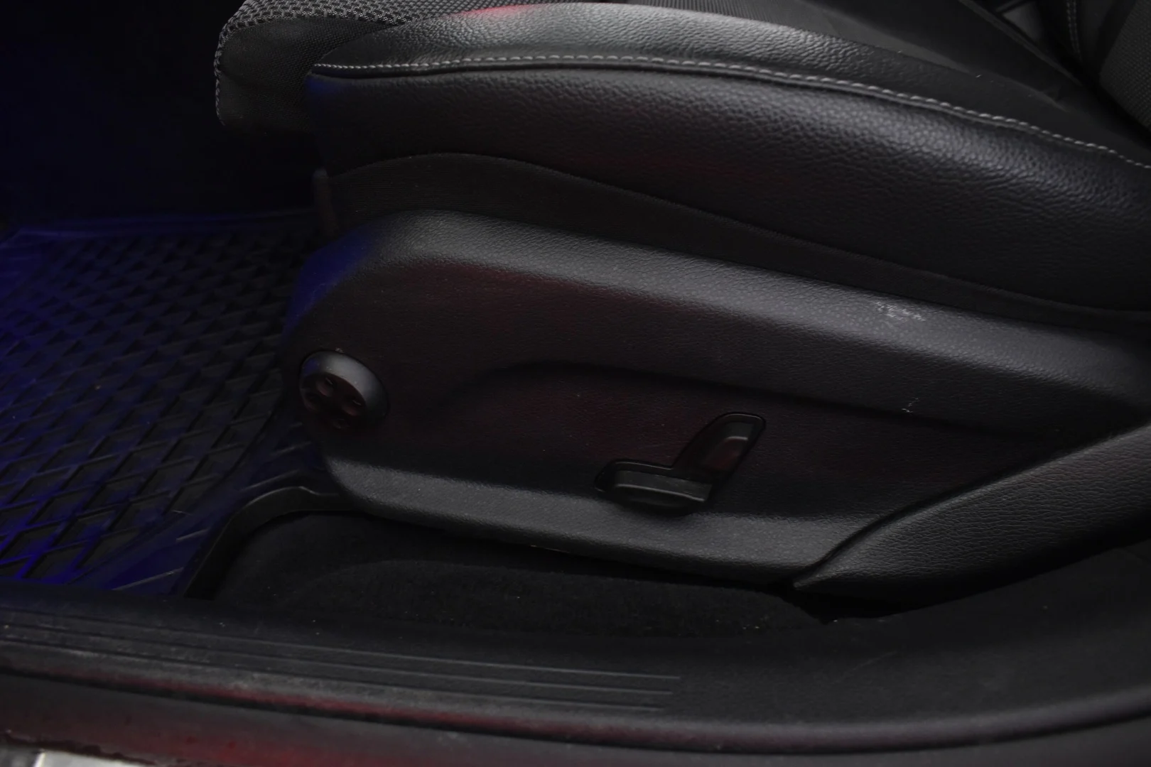 Car Image - 3pQMCvzhmnQKWbDeKbeoNL
