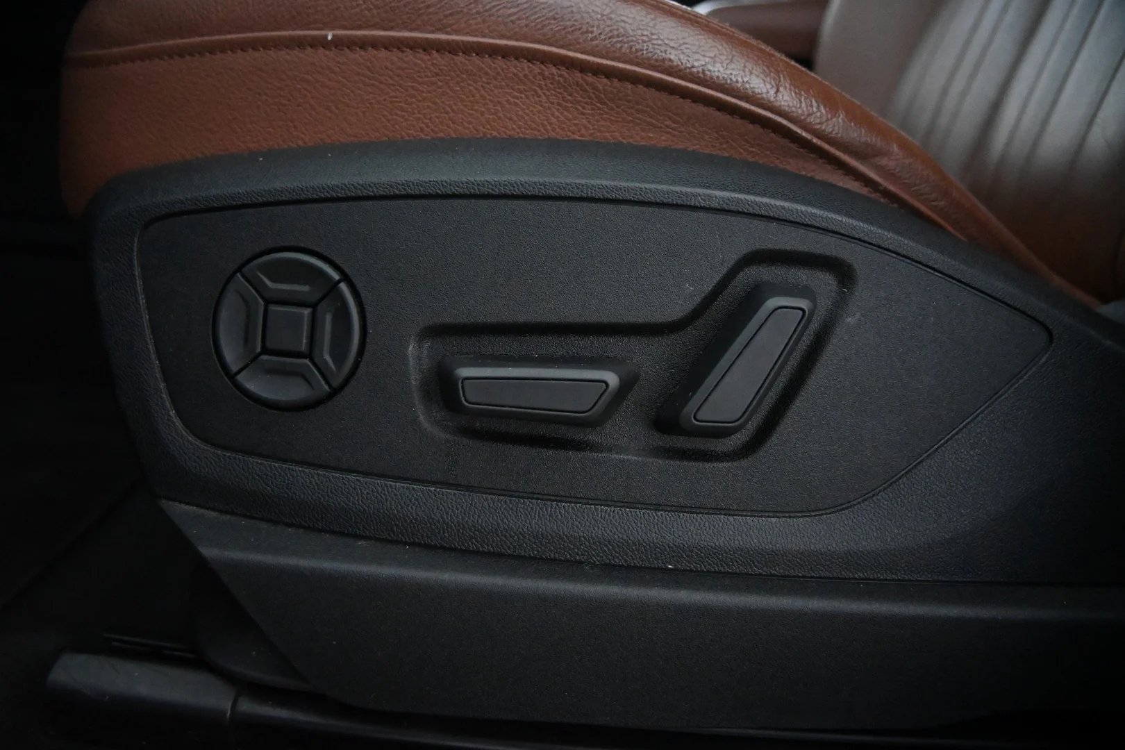 Car Image - 79pnkgPbSCuFjb7g3yoYBN