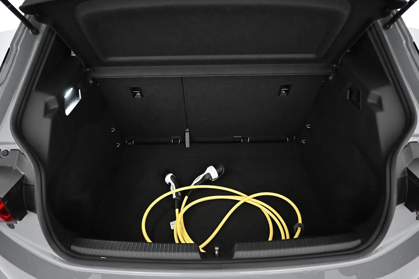 Car Image - 2iZLuVenobhca79rTjjUND