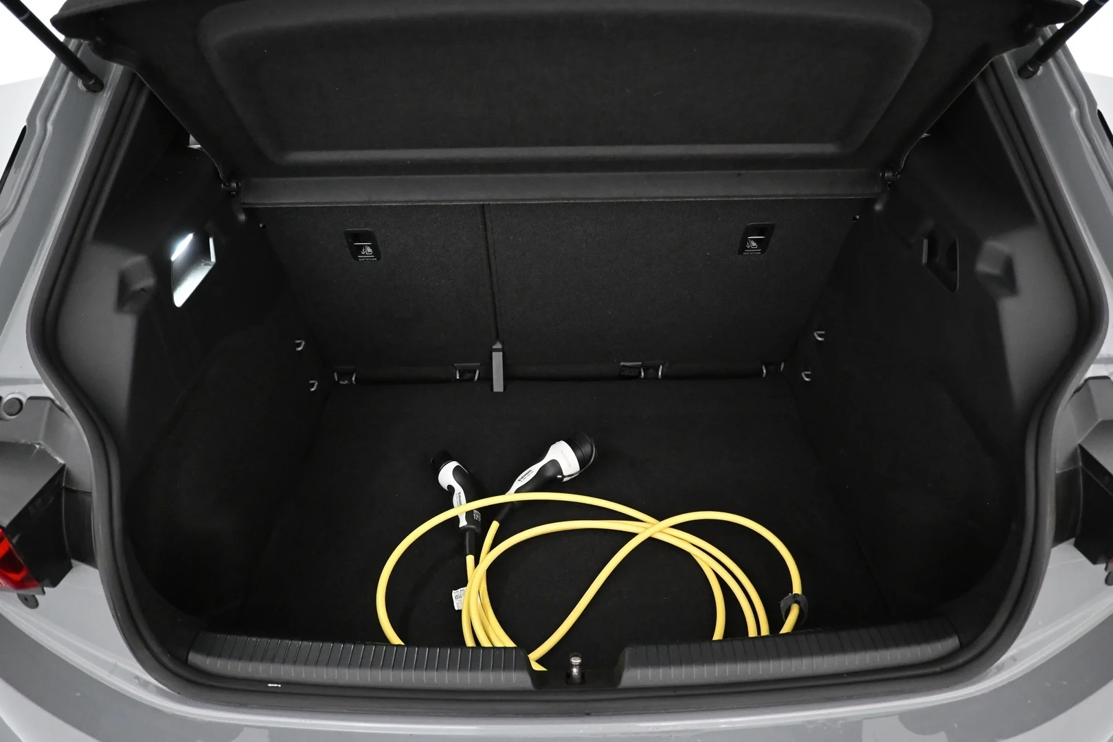 Car Image - 2iZLuVenobhca79rTjjUND
