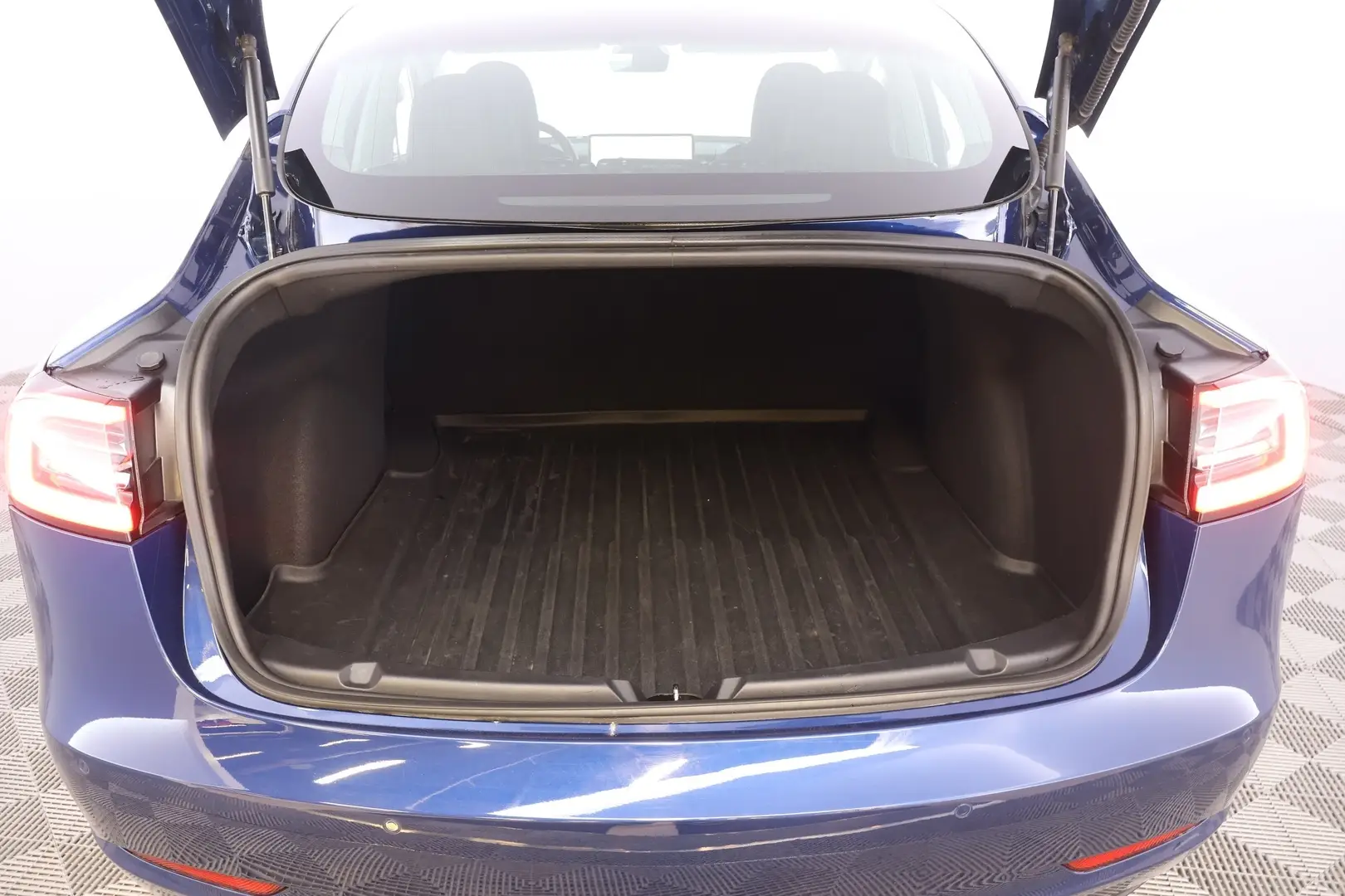 Car Image - 26B0eR7Xux1d9FNwlGEPmd