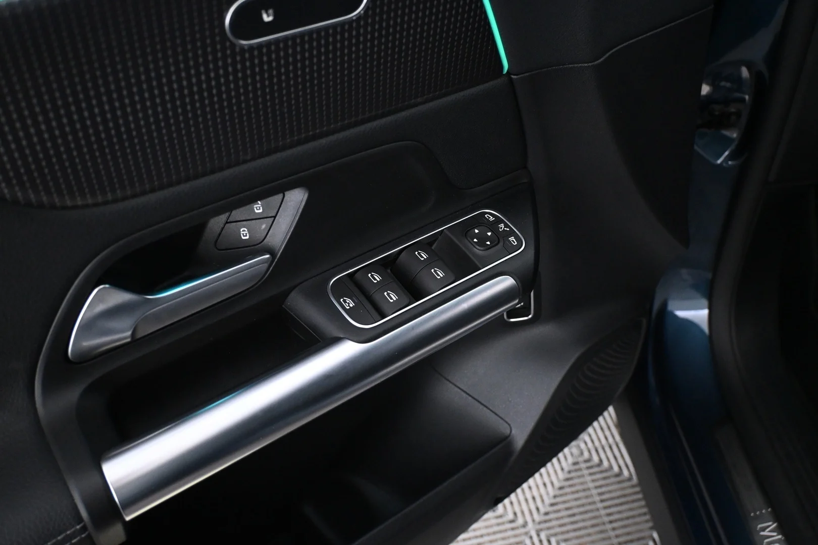 Car Image - 2T7IF9oAU3XIHAlm3c95wI