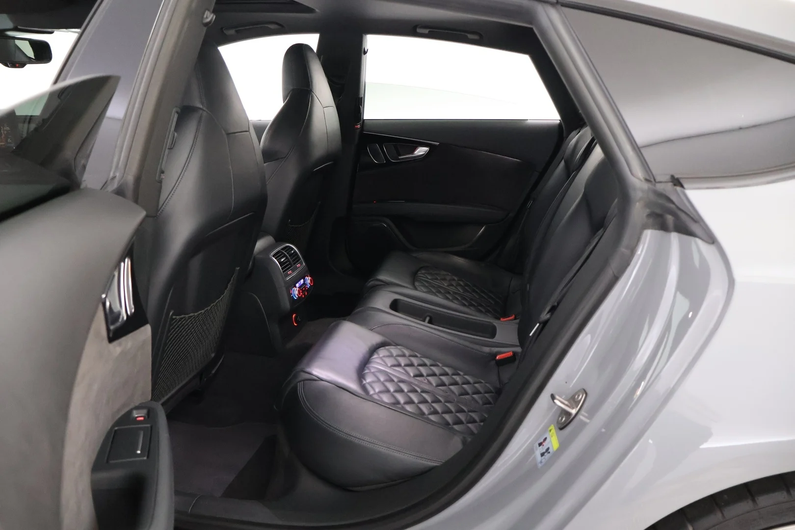 Car Image - 1KIWYy40vI8KJe6lNGoldi