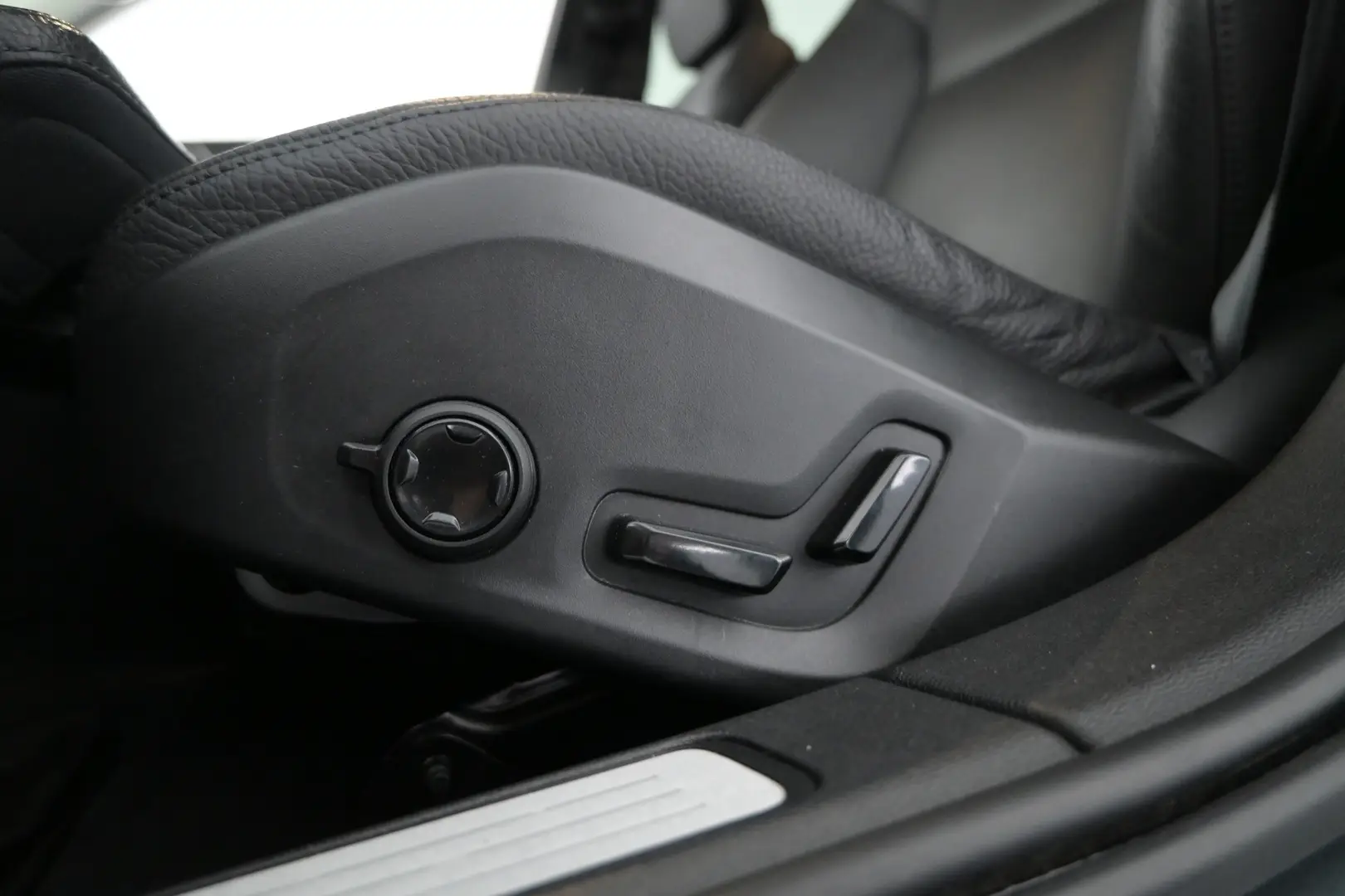 Car Image - 6xBq4B4hWNFwzxV7iS1zg4