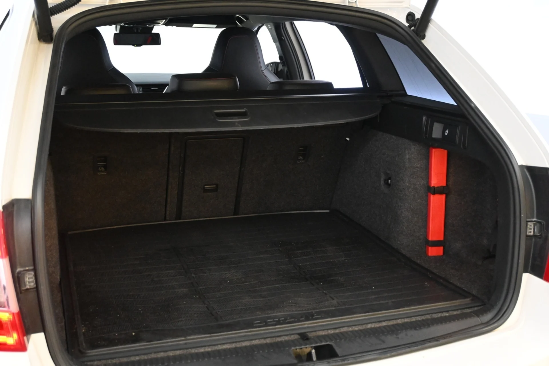 Car Image - 5iLkLB9NDhx3o2EfdumDFg
