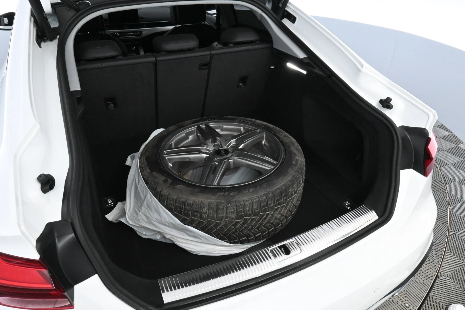 Car Image - CyON9JVkT6UArbJUaSfIK