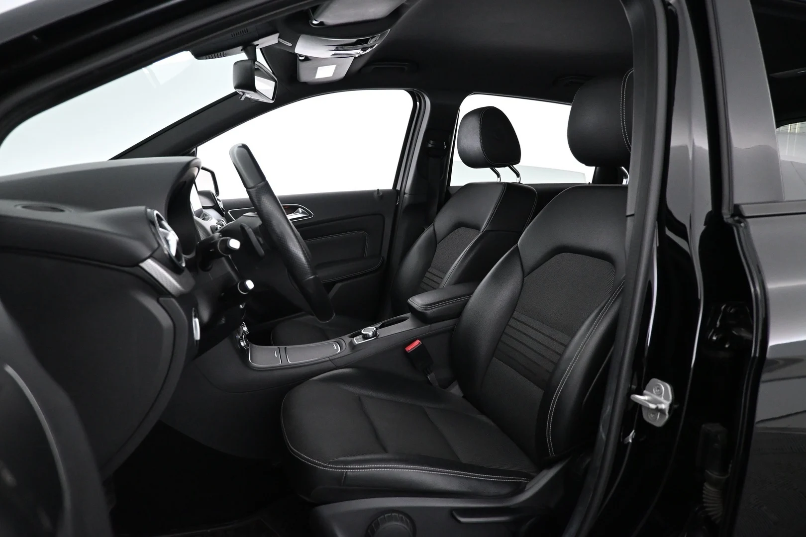 Car Image - vM1Cya0m979Ym4Qgnp8Tx