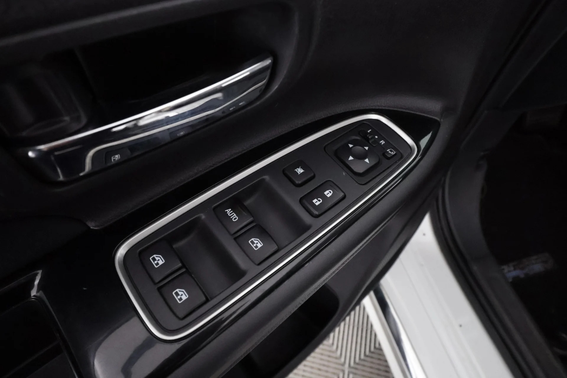 Car Image - 4Ym8lT3vHlbhAoj3nLgusf