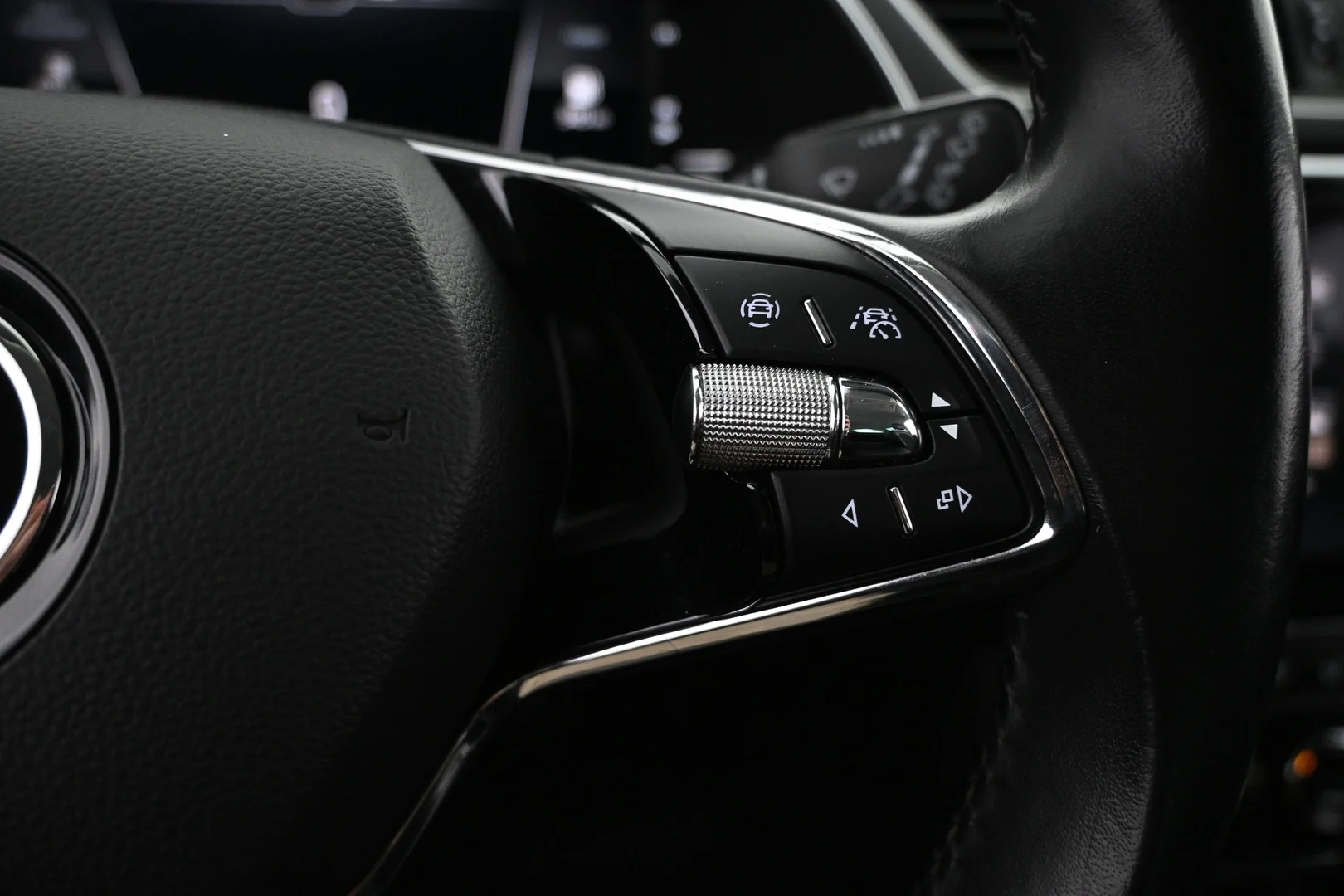 Car Image - 1hTWXRO9i0JH1CttTJJFt3