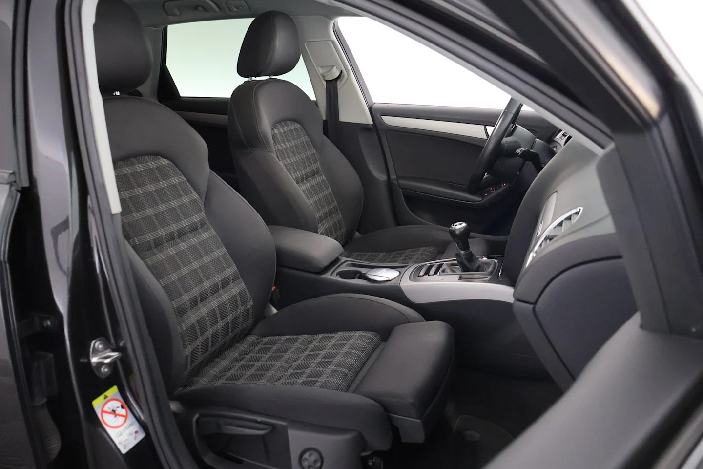 Car Image - 7HzJIOJfSh5kYWFG3XE5Kp