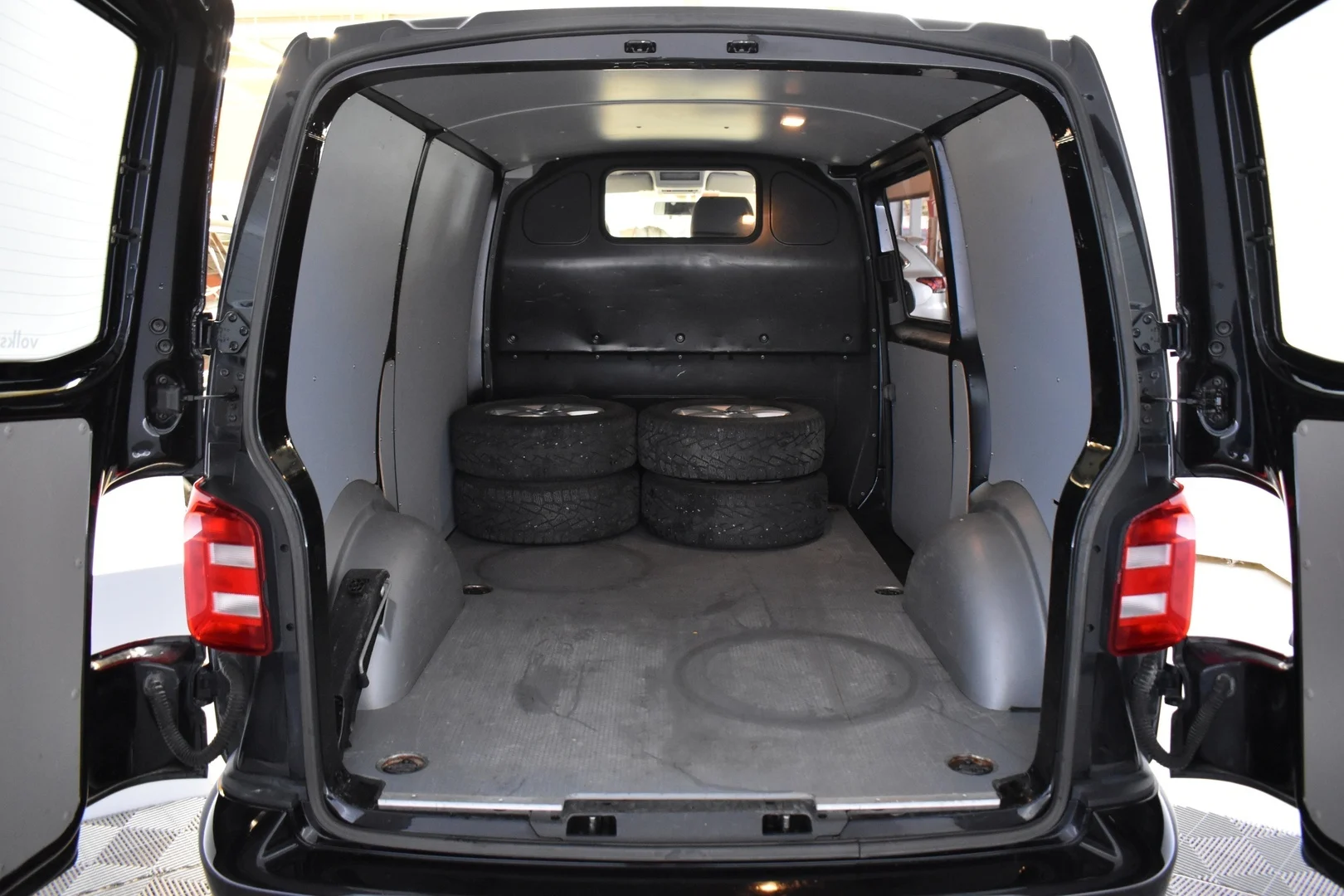 Car Image - 3bXQxLD92eYJvmnTMG8mZV