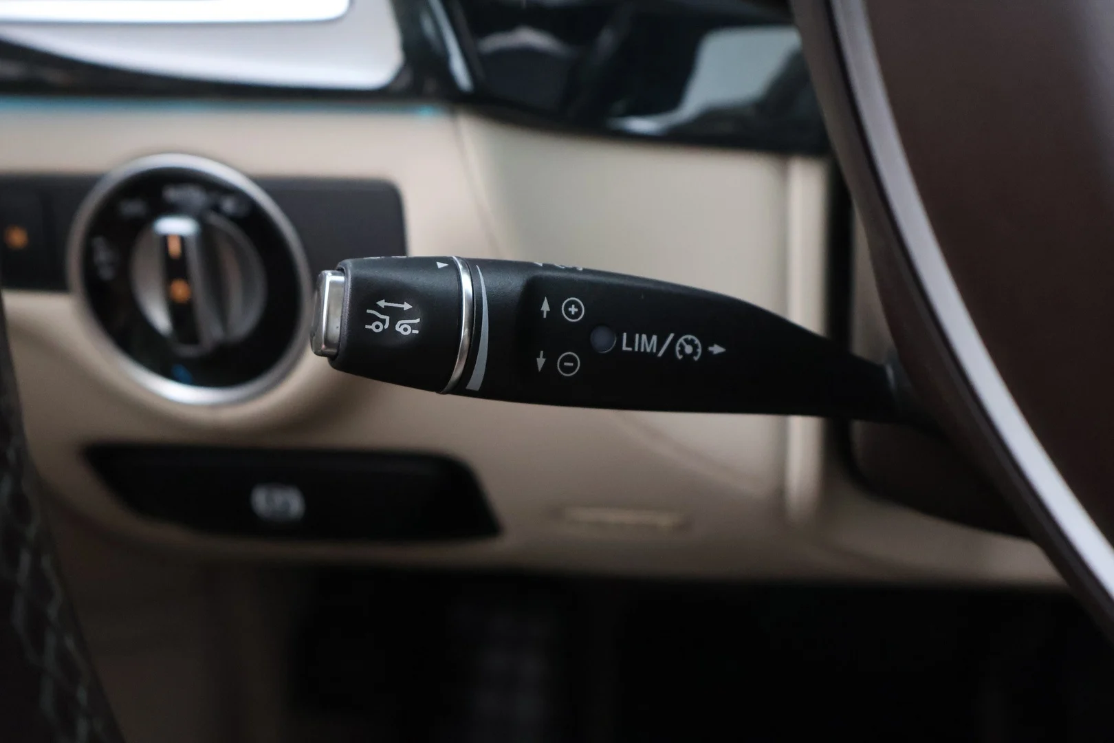 Car Image - 6u8XPSLxIgo8m12XZT656E