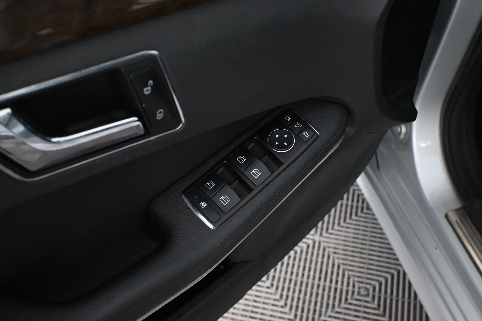 Car Image - 5iGvJ7ivN98qG8GP0Kz0sg