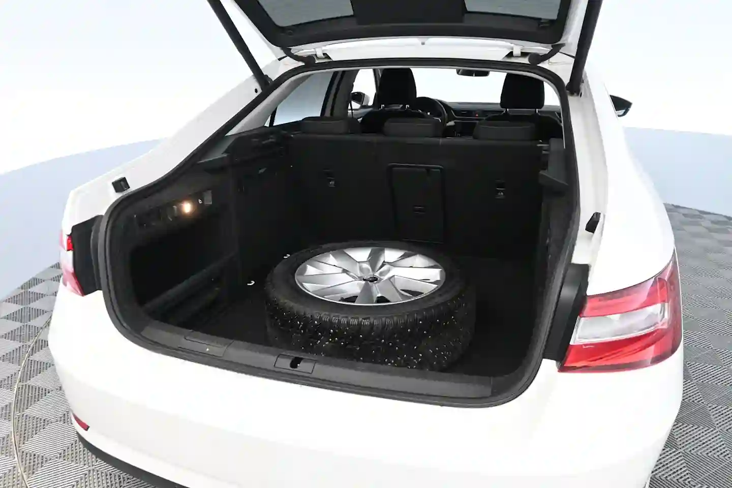 Car Image - Y8fldEjNj3dqZ7ToSERkc