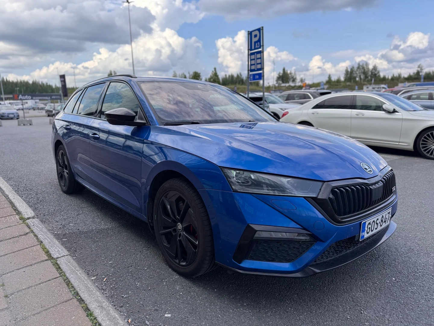 Car Image - IJH2KYEfMFNmeEKA7iZOE