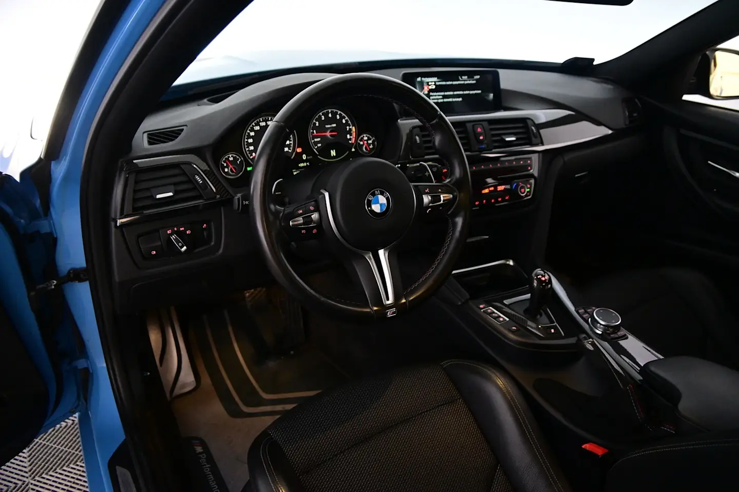 Car Image - akbDnVgzNYHma2C1xNXtI