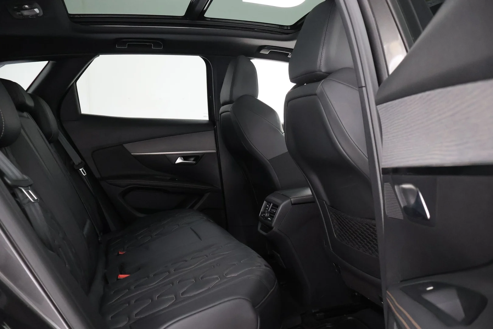 Car Image - YDtgpnruxIvo4Hb0Sj6V3